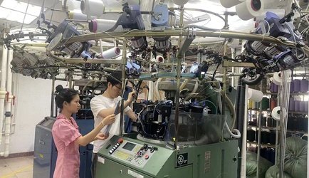 Seamless activewear manufacturing machine for performance sportswear